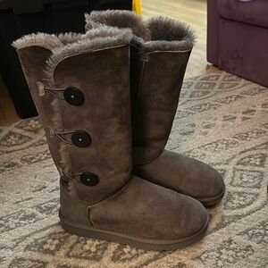 Ugg 3 button Bailey Trio boot. DONATED